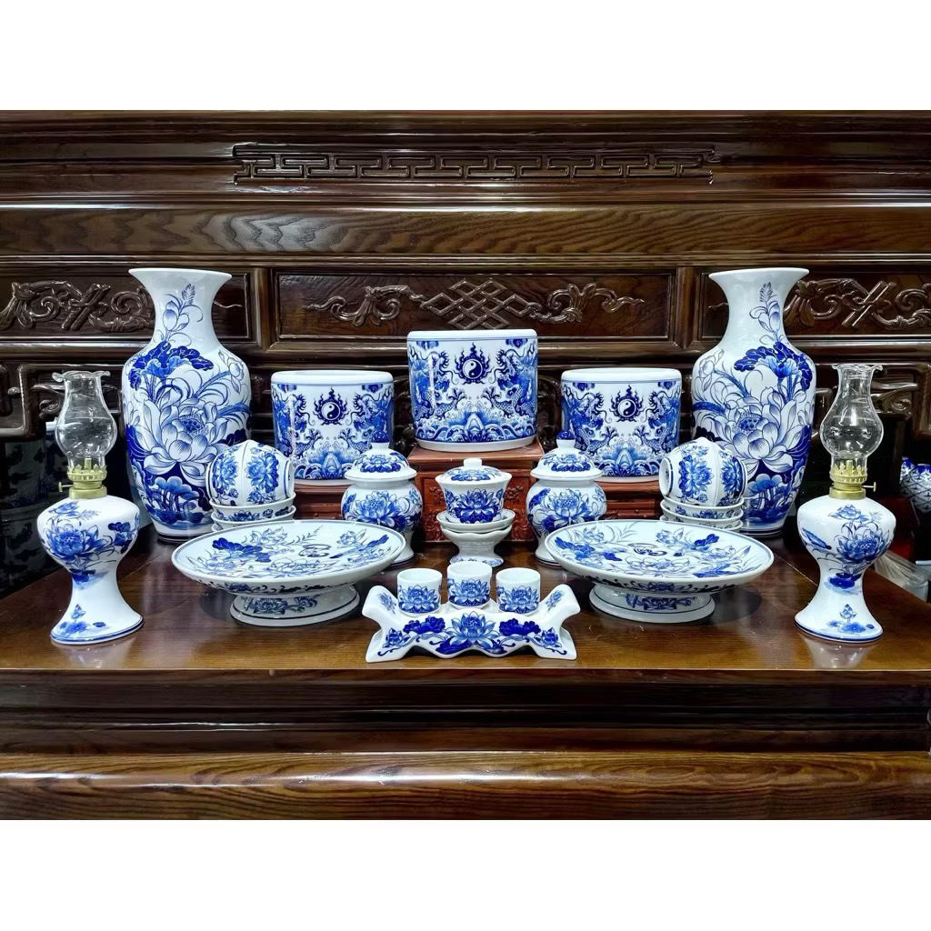 Bộ thờ sứ Bát Tràng: Bát hương, lọ hoa, lục bình, đèn, chóc, hũ phật thủ, mâm bồng, bát thờ, bộ đài nước, ông hương, bát sâm, nậm rượu: 22 món. (Bộ)