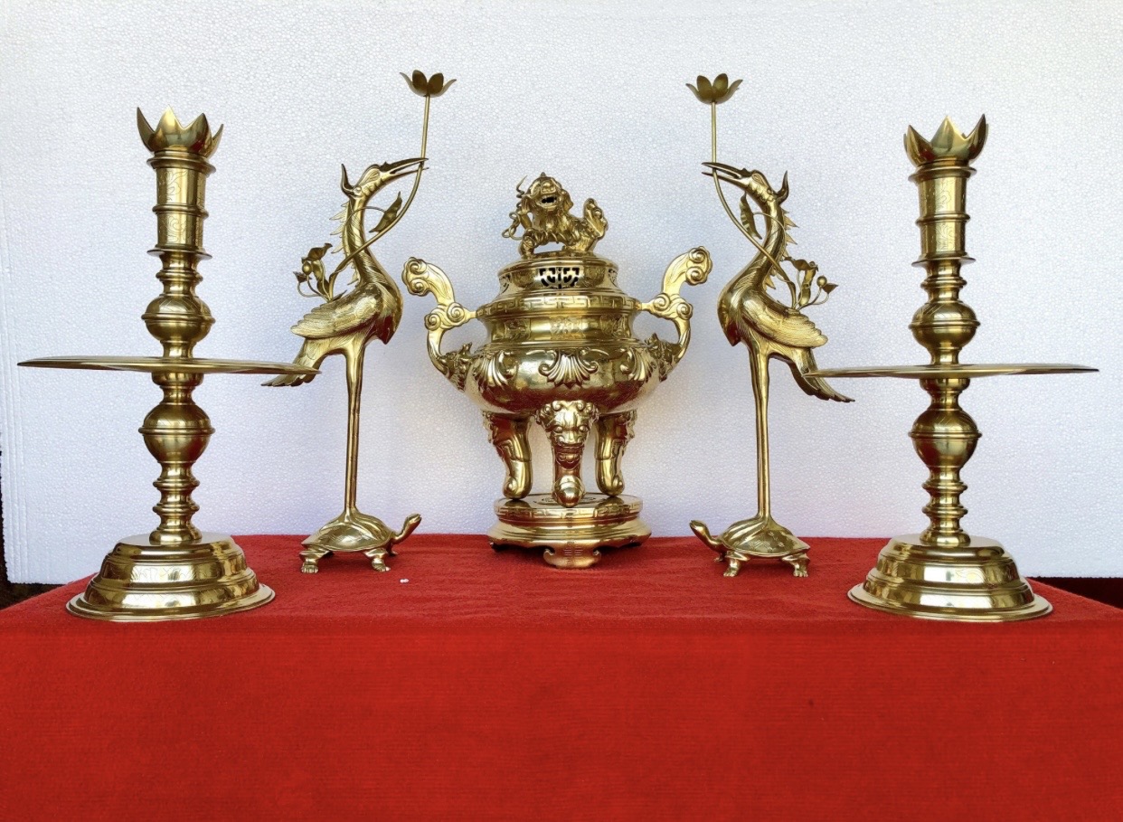 Bộ ngũ sự đồng: Đỉnh đồng, đôi hạc, đôi chân nến. (Bộ)